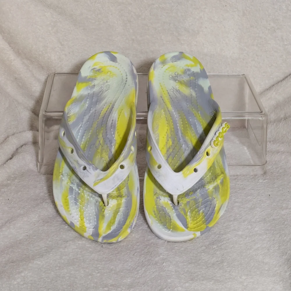 Unisex Iconic Comfort Crocs Marbled Flip Flops - Men's 4/Women's 6,‎ Runs Large